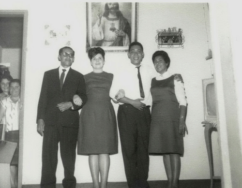 A família Santos em sua residencia na Vila Alpina. Otacílio, filho de Severino, já estava casado mas morava com o pai.